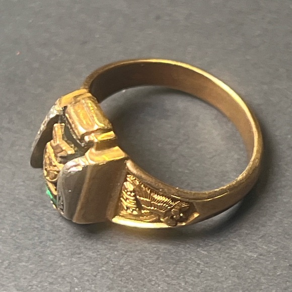 Josten 10K Emerald Eastern Eagles π¦
Class Ring π Elegant High School π« Luxury - Picture 6 of 16